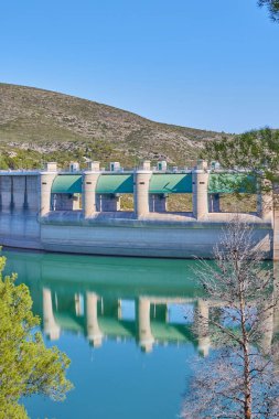 Uzun süren kuraklıktan sonra baraj kapılarının su seviyesi düşük görünüyor. Forata rezervuarı, Valencia, İspanya.