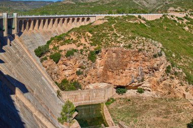 Uzun bir kuraklık sırasında beton bir barajın kuru su sızıntısı manzarası. Forata rezervuarı, Valencia, İspanya.