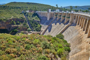 Uzun bir kuraklık sırasında beton bir barajın kuru su sızıntısı manzarası. Forata rezervuarı, Valencia, İspanya.