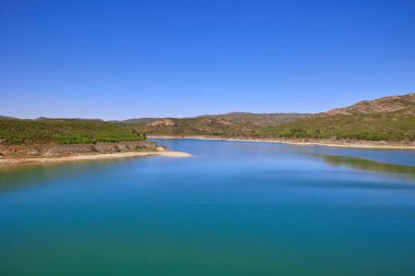 Uzun bir kuraklık sırasında su rezervuarının havadan görüntüsü. Forata rezervuarı, Valencia, İspanya.