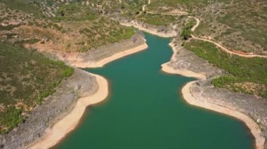 Uzun bir kuraklık sırasında su rezervuarının havadan görüntüsü. Forata rezervuarı, Valencia, İspanya.