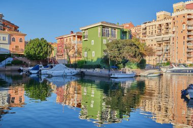 Saplaya Limanı 'ndaki panoramik renkli evler ve demirli yatlar. Evler ve tekneler suya yansıdı. Valencia 'nın Küçük Venedik' i.