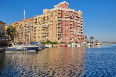 Saplaya Limanı 'ndaki panoramik renkli evler ve demirli yatlar. Evler ve tekneler suya yansıdı. Valencia 'nın Küçük Venedik' i.