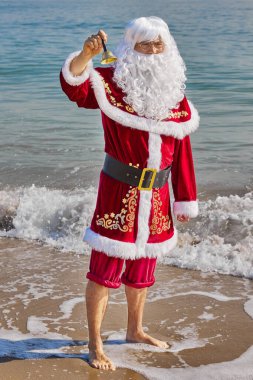 Sıcak bir yaz gününde Noel Baba denizde. Noel Baba bileğine kadar suya batmış, pantolonu yukarı kıvrılmış ve bir şeyler çağrıştırıyor. Noel ya da sıcak ülkelerde yeni yıl tatili. Noel Baba 'nın yaz tatili.