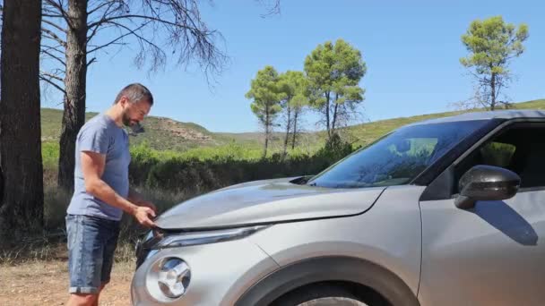 Homem Abre Capô Carro Uma Estrada Rural Conceito Quebra Durante — Vídeo de Stock