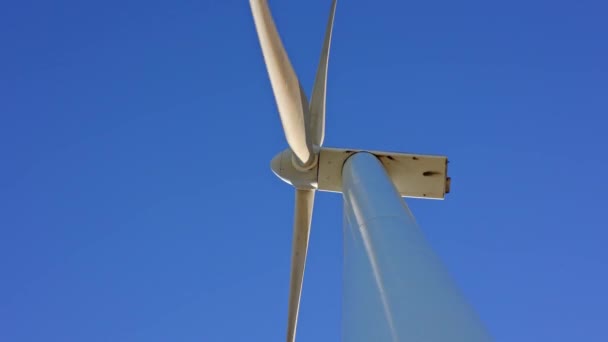 Vista Inferior Turbinas Eólicas Contra Céu Azul Brilhante Geração Energia — Vídeo de Stock