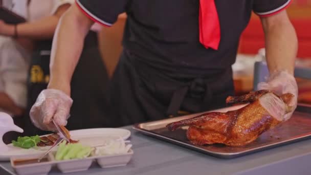 Primer Plano Las Manos Del Chef Cortando Pato Pekín Restaurante — Vídeo de stock