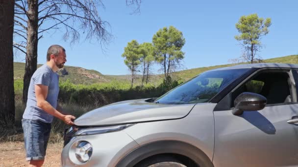 Hombre Abre Capó Coche Una Carretera Rural Concepto Rotura Durante — Vídeo de stock