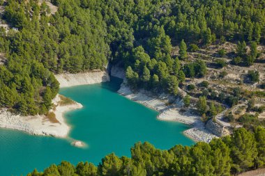 Guadalest rezervuarının en üst manzarası, turkuaz suyu olan güzel bir manzara. Guadalest, Valencia, İspanya.