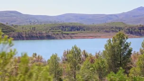 Viagem Carro Estrada Montanha Longo Reservatório Vista Janela Lateral Lago — Vídeo de Stock