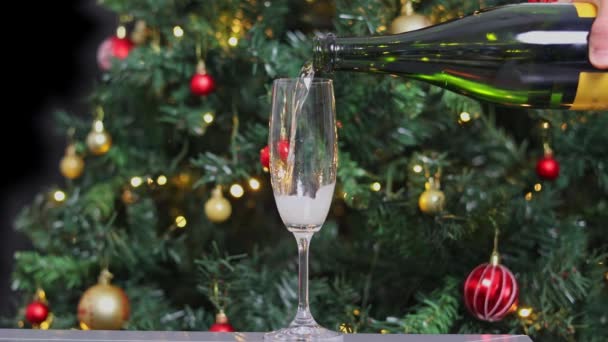 Närbild Mans Hand Häller Ett Glas Champagne Bakgrunden Julgranen — Stockvideo