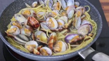 İstiridyeli geleneksel İtalyan deniz ürünleri makarnası pişiriyorum. Spagetti alle Vongole.