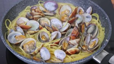 İstiridyeli geleneksel İtalyan deniz ürünleri makarnası pişiriyorum. Spagetti alle Vongole.