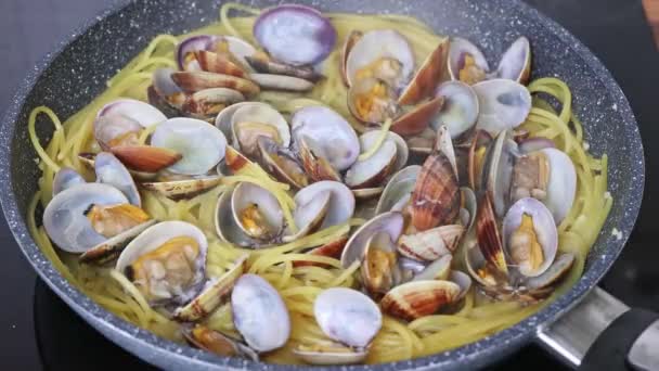 클램과 전통적인 이탈리아 해산물 파스타 파슬리를 추가합니다 스파게티 Vongole — 비디오