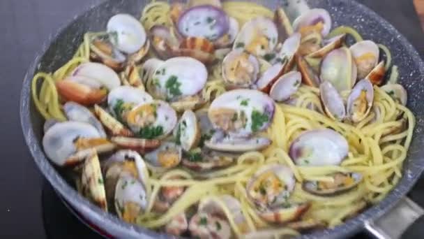 Kochen Traditionelle Italienische Meeresfrüchte Pasta Mit Venusmuscheln Spaghetti Alle Vongole — Stockvideo