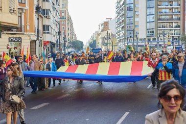 Valencia, İspanya - 25 Kasım 2023 Pedro Sanchez 'in politikasına karşı toplu protesto gösterisi