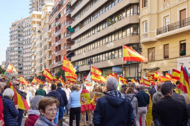Valencia, İspanya - 25 Kasım 2023 Pedro Sanchez 'in politikasına karşı toplu protesto gösterisi