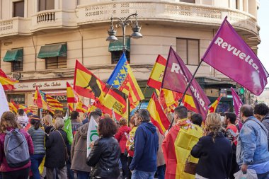 Valencia, İspanya - 25 Kasım 2023 Pedro Sanchez 'in politikasına karşı toplu protesto gösterisi