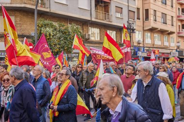 Valencia, İspanya - 25 Kasım 2023 Pedro Sanchez 'in politikasına karşı toplu protesto gösterisi