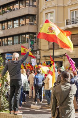 Valencia, İspanya - 25 Kasım 2023 Pedro Sanchez 'in politikasına karşı toplu protesto gösterisi