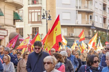 Valencia, İspanya - 25 Kasım 2023 Pedro Sanchez 'in politikasına karşı toplu protesto gösterisi