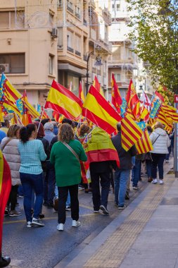 Valencia, İspanya - 25 Kasım 2023 Pedro Sanchez 'in politikasına karşı toplu protesto gösterisi
