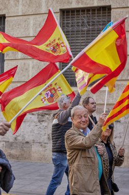 Valencia, İspanya - 25 Kasım 2023 Pedro Sanchez 'in politikasına karşı toplu protesto gösterisi