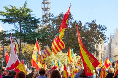 Valencia, İspanya - 25 Kasım 2023 Pedro Sanchez 'in politikasına karşı toplu protesto gösterisi