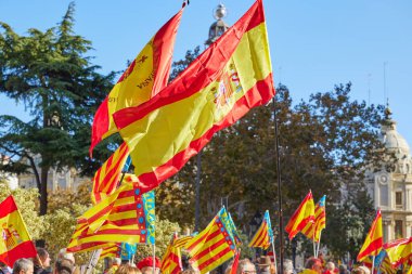 Valencia, İspanya - 25 Kasım 2023 Pedro Sanchez 'in politikasına karşı toplu protesto gösterisi