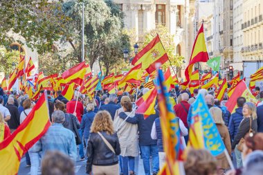 Valencia, İspanya - 25 Kasım 2023 Pedro Sanchez 'in politikasına karşı toplu protesto gösterisi