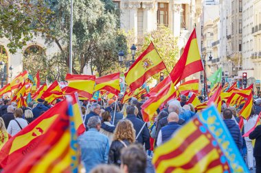Valencia, İspanya - 25 Kasım 2023 Pedro Sanchez 'in politikasına karşı toplu protesto gösterisi
