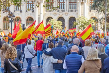 Valencia, İspanya - 25 Kasım 2023 Pedro Sanchez 'in politikasına karşı toplu protesto gösterisi