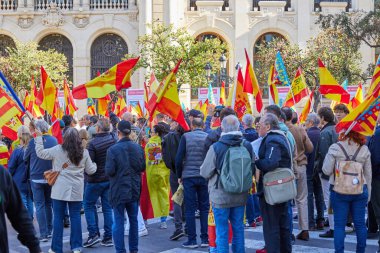 Valencia, İspanya - 25 Kasım 2023 Pedro Sanchez 'in politikasına karşı toplu protesto gösterisi