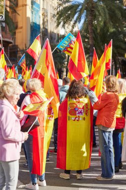 Valencia, İspanya - 25 Kasım 2023 Pedro Sanchez 'in politikasına karşı toplu protesto gösterisi