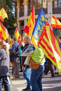 Valencia, İspanya - 25 Kasım 2023 Pedro Sanchez 'in politikasına karşı toplu protesto gösterisi