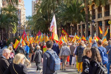 Valencia, İspanya - 25 Kasım 2023 Pedro Sanchez 'in politikasına karşı toplu protesto gösterisi