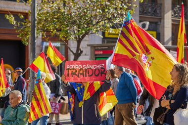 Valencia, İspanya - 25 Kasım 2023 Pedro Sanchez 'in politikasına karşı toplu protesto gösterisi