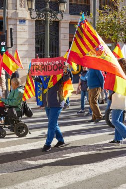 Valencia, İspanya - 25 Kasım 2023 Pedro Sanchez 'in politikasına karşı toplu protesto gösterisi