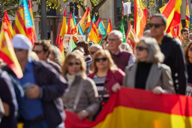 Valencia, İspanya - 25 Kasım 2023 Pedro Sanchez 'in politikasına karşı toplu protesto gösterisi