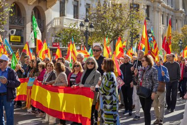 Valencia, İspanya - 25 Kasım 2023 Pedro Sanchez 'in politikasına karşı toplu protesto gösterisi