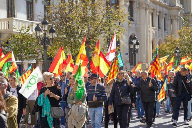 Valencia, İspanya - 25 Kasım 2023 Pedro Sanchez 'in politikasına karşı toplu protesto gösterisi