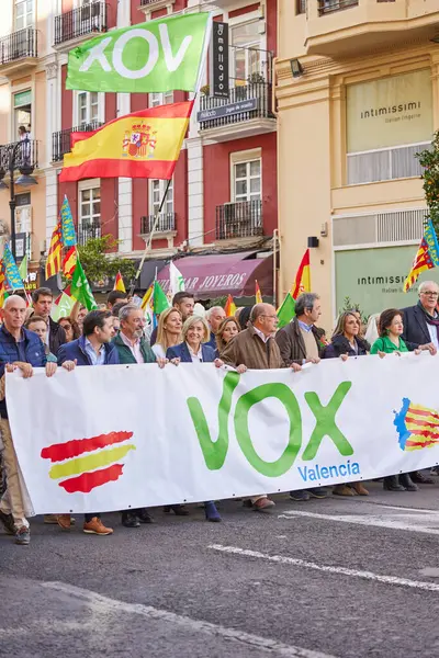 Valencia, İspanya - 25 Kasım 2023 Pedro Sanchez 'in politikasına karşı toplu protesto gösterisi