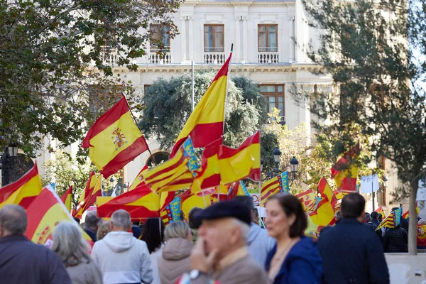 Valencia, İspanya - 25 Kasım 2023 Pedro Sanchez 'in politikasına karşı toplu protesto gösterisi