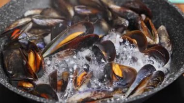 Sıcak tavada haşlanmış Akdeniz midyelerinin yakın çekimi başladı.