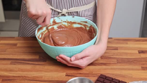 Evdeki Petit Gateau Tatlısı Için Çikolata Hamuru Hazırlıyorum Genç Aşçı — Stok video