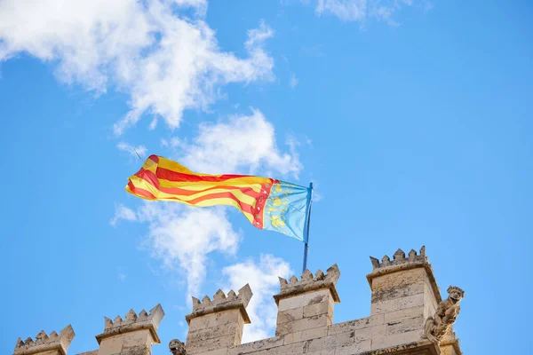 Valencia İpek Borsası 'nın (La Lonja de la Seda de Valencia) tepesinde Valencia halkının bayrağı dalgalanır.)