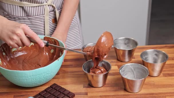 Förbereder Chokladdeg Till Petit Gateau Dessert Hemma Ung Kock Lägger — Stockvideo