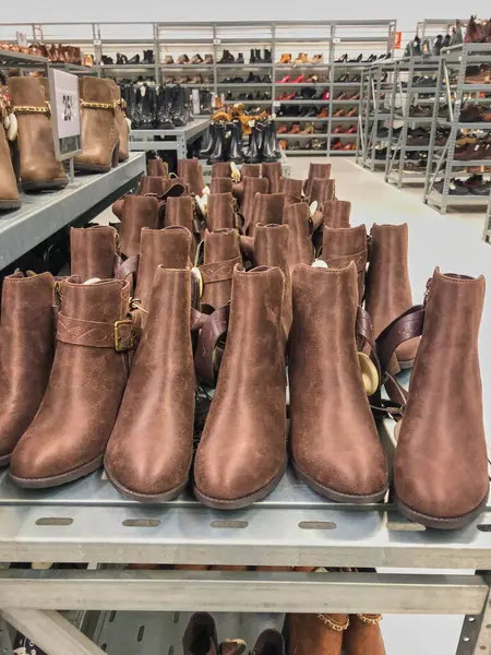 Mağazadaki raflarda alınmayı bekleyen bir sürü sonbahar ayakkabısı var. İndirim sezonu.