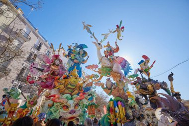 Valencia, İspanya - 19 Mart 2023. Las Fallas de Valencia 'da kalabalık, Falla Exposicio-Misser Masco. Sersem. Fallas 2023 özel ödülünün ilk kazanan eseri..