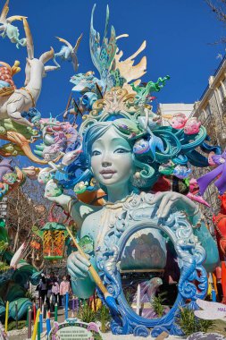 Valencia, İspanya - 19 Mart 2023. Las Fallas de Valencia 'daki kalabalık, Falla Exposicio-Misser Masco' nun detayları. Sersem. Fallas 2023 özel ödülünün ilk kazanan eseri..
